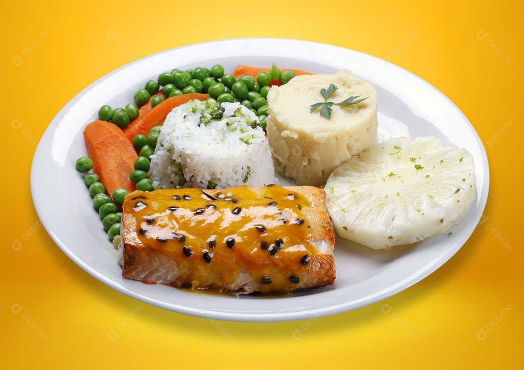 Salmão com molho de maracujá arroz purê e frutas