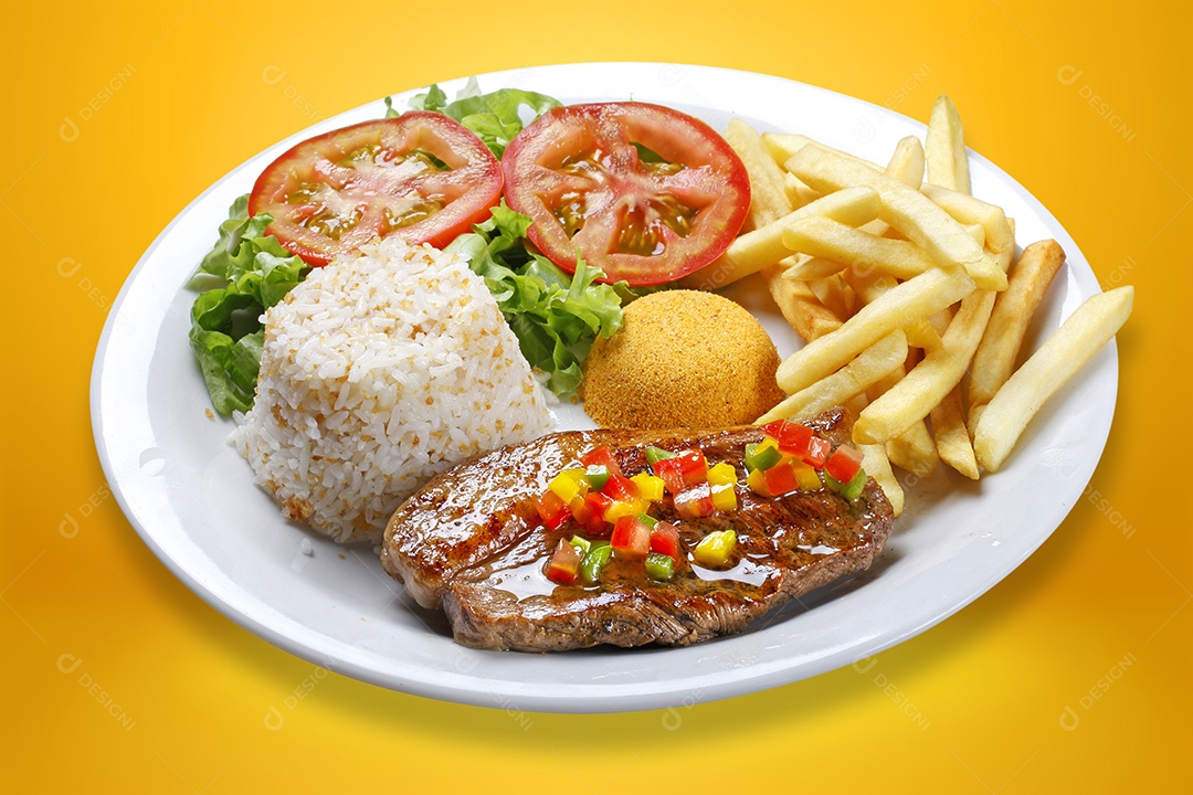 Carne com molho com batatas e arroz farofa