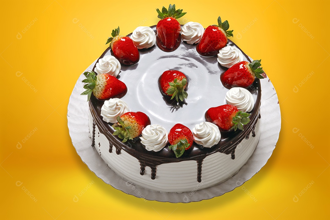 Bolo morango com chantilly e chocolate