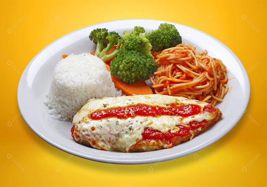 Parmegiana com arroz macarrão e carne a parmegiana com salada