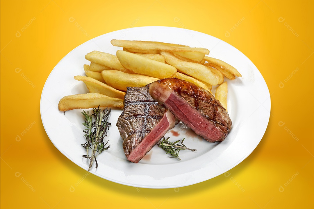 Picanha fatiada com batatas fritas
