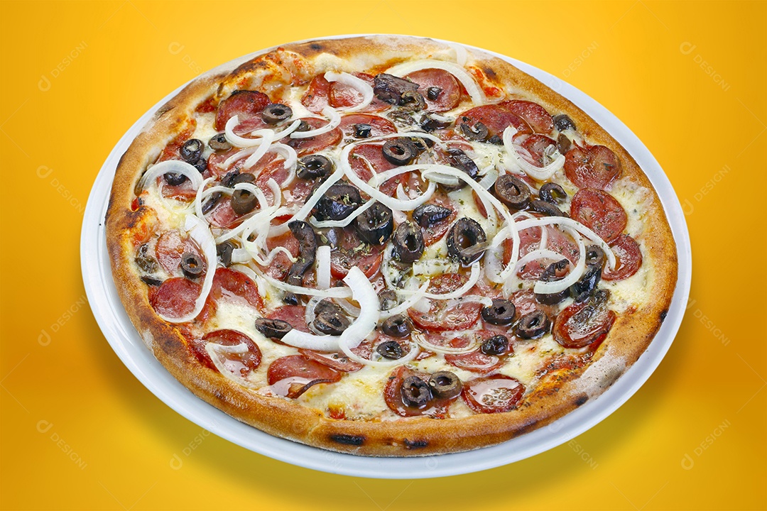 Pizza cebola com calabresa e azeitona