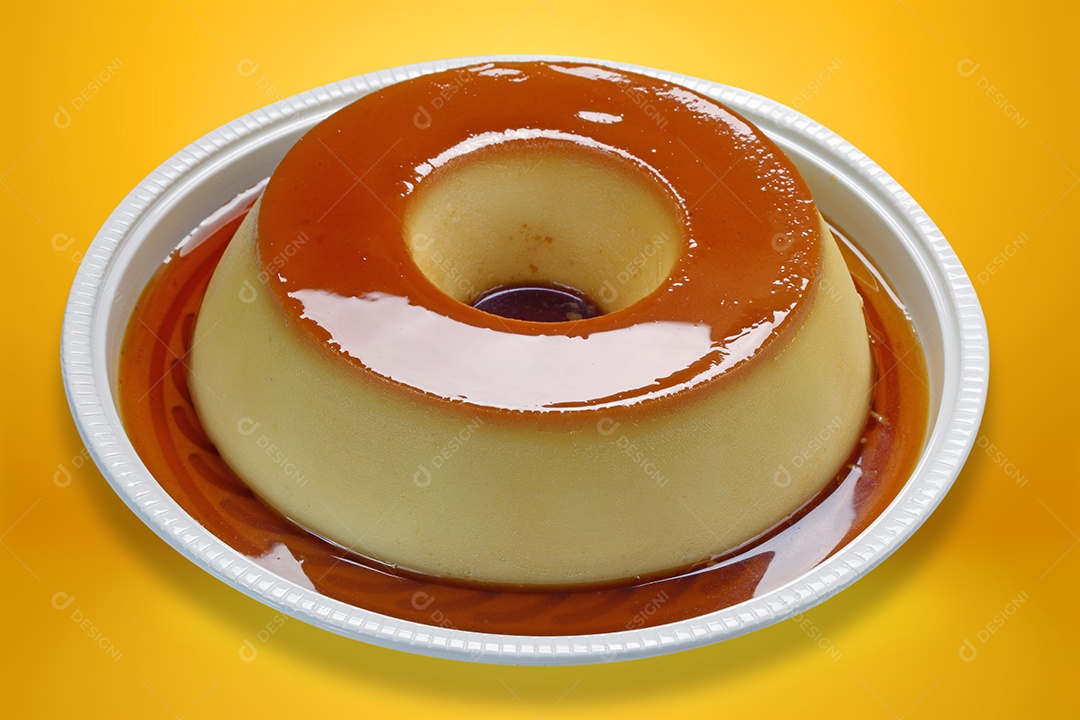 Pudim de leite com calda de caramelo