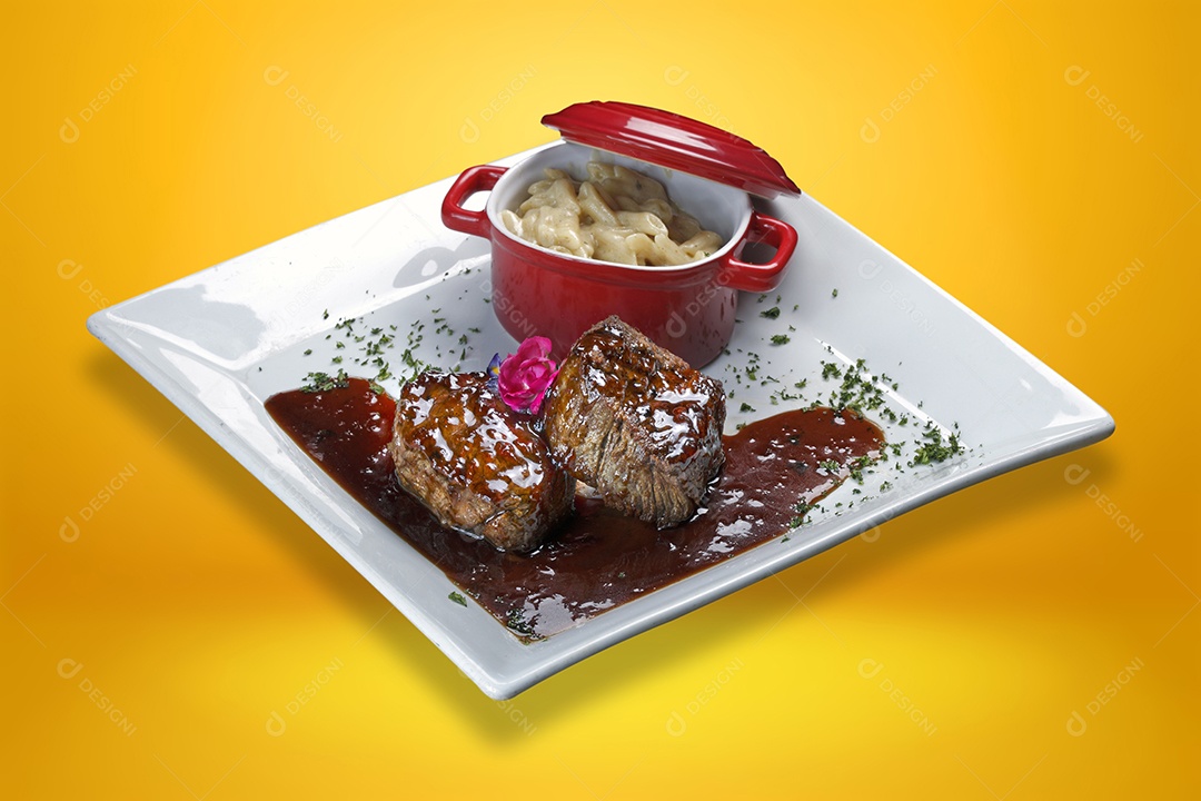 Carne ao molho e macarrão