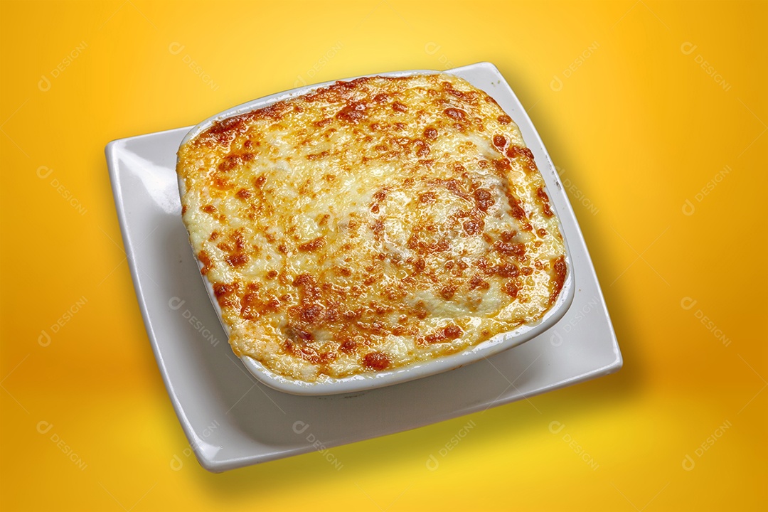 Lasanha tradicional sobre um prato branco