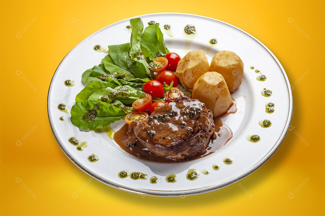 Bife com salada de rúcula e batatas