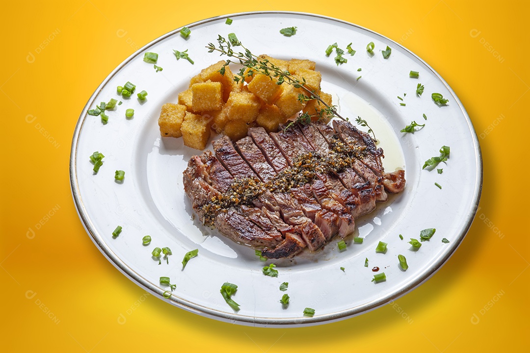 Bife selado delicioso com cubos