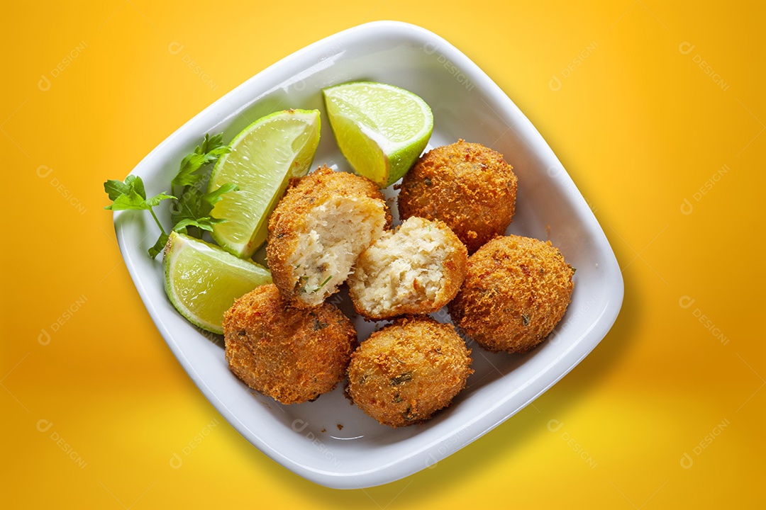 Bolinhos de bacalhau com bandas de limão