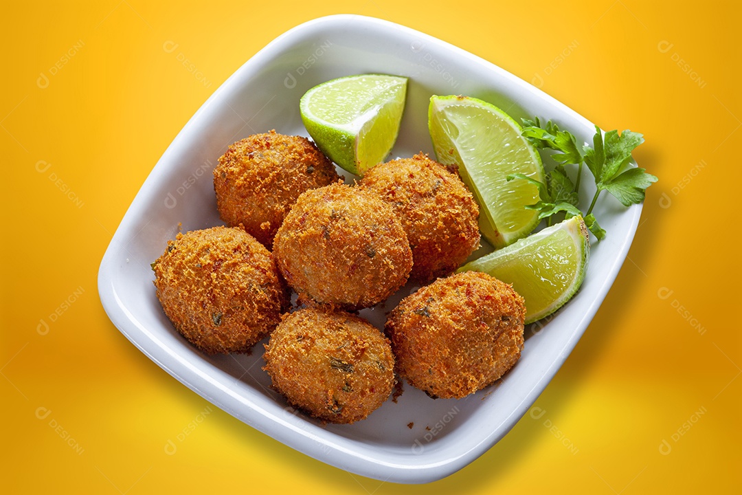 Bolinho bacalhau fritos com bandas de limão