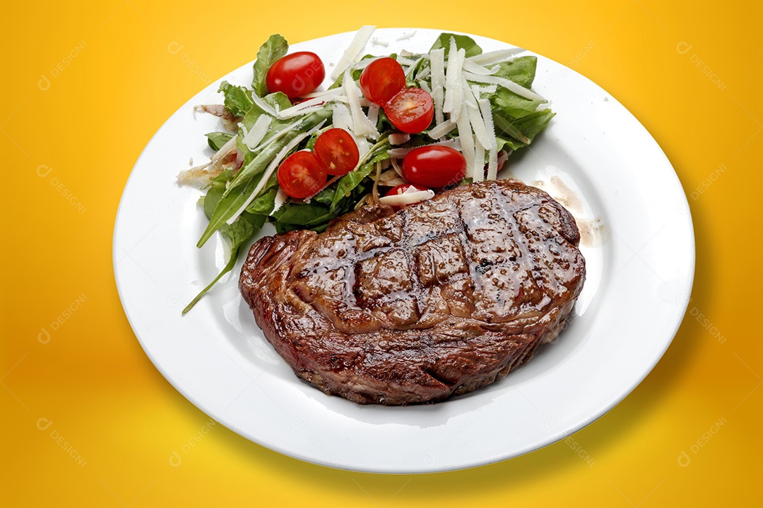 Bife saklada com salada tradicional