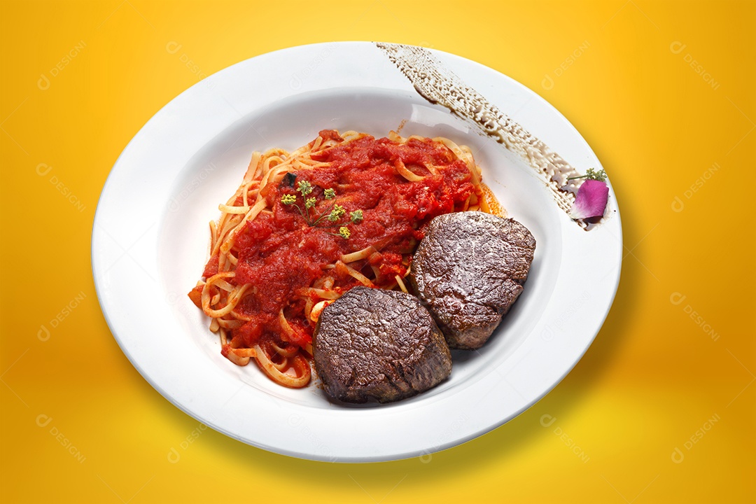 Macarrão ao molho de tomates e filé mignon