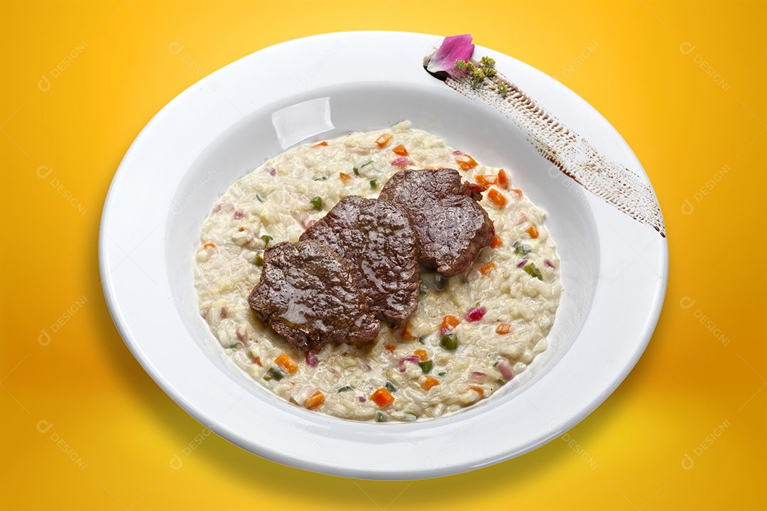 Risoto com verduras e carne grelhada