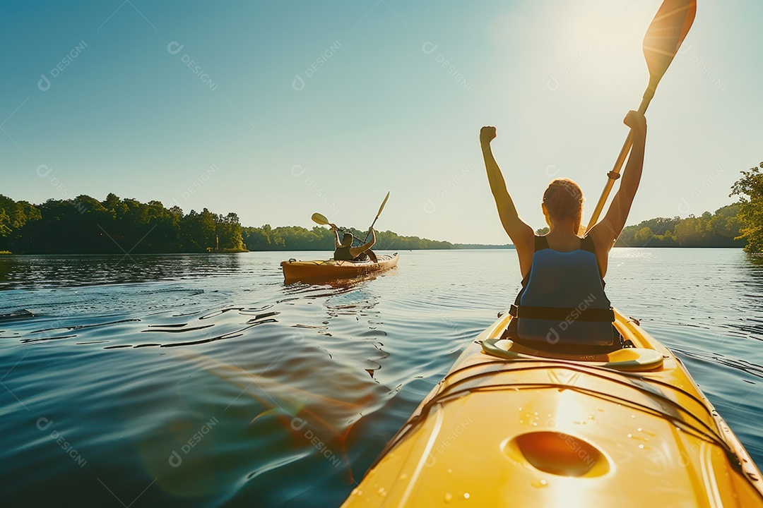 Uma foto de duas pessoas remando em um caiaque em um lago sereno
