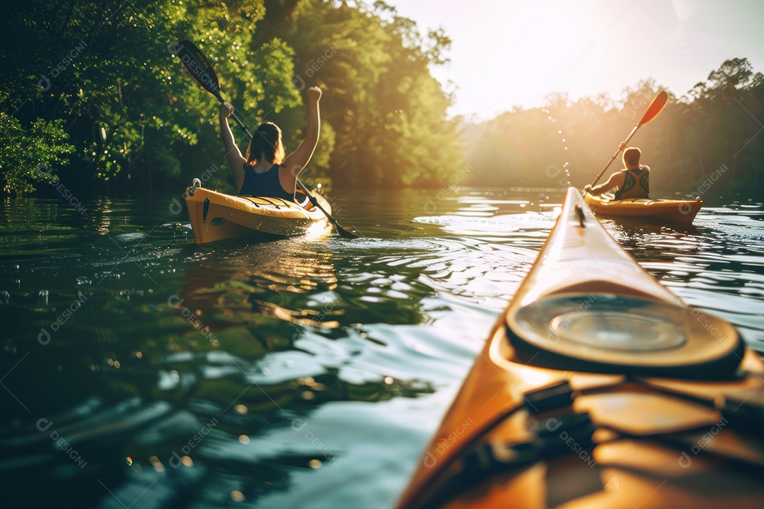 Uma foto de duas pessoas remando em um caiaque em um lago sereno