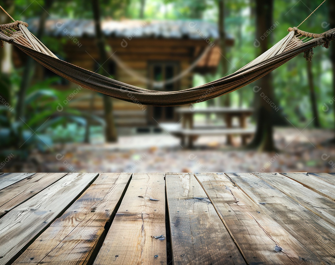 Mesa de madeira vazia com parque e jardim desfocados ao fundo