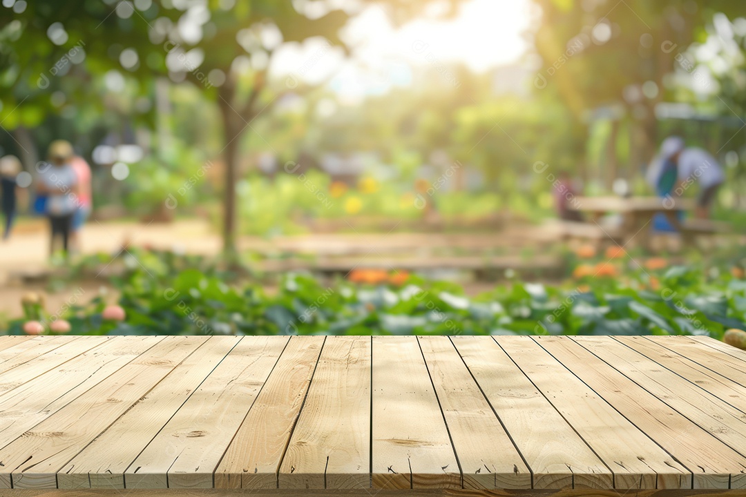 Mesa de madeira vazia com parque e jardim desfocados ao fundo