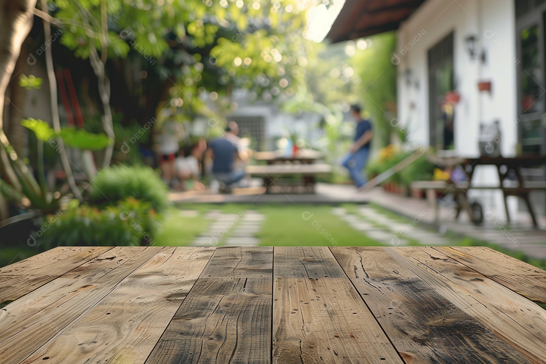 Mesa de madeira vazia com parque e jardim desfocados ao fundo