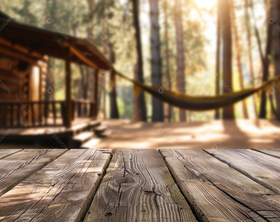 Mesa de madeira vazia com parque e jardim desfocados ao fundo