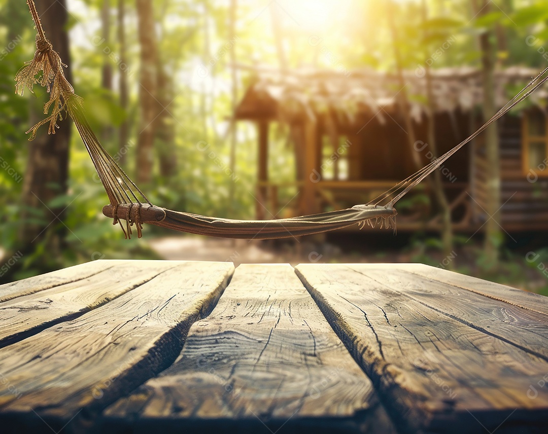 Mesa de madeira vazia com parque e jardim desfocados ao fundo