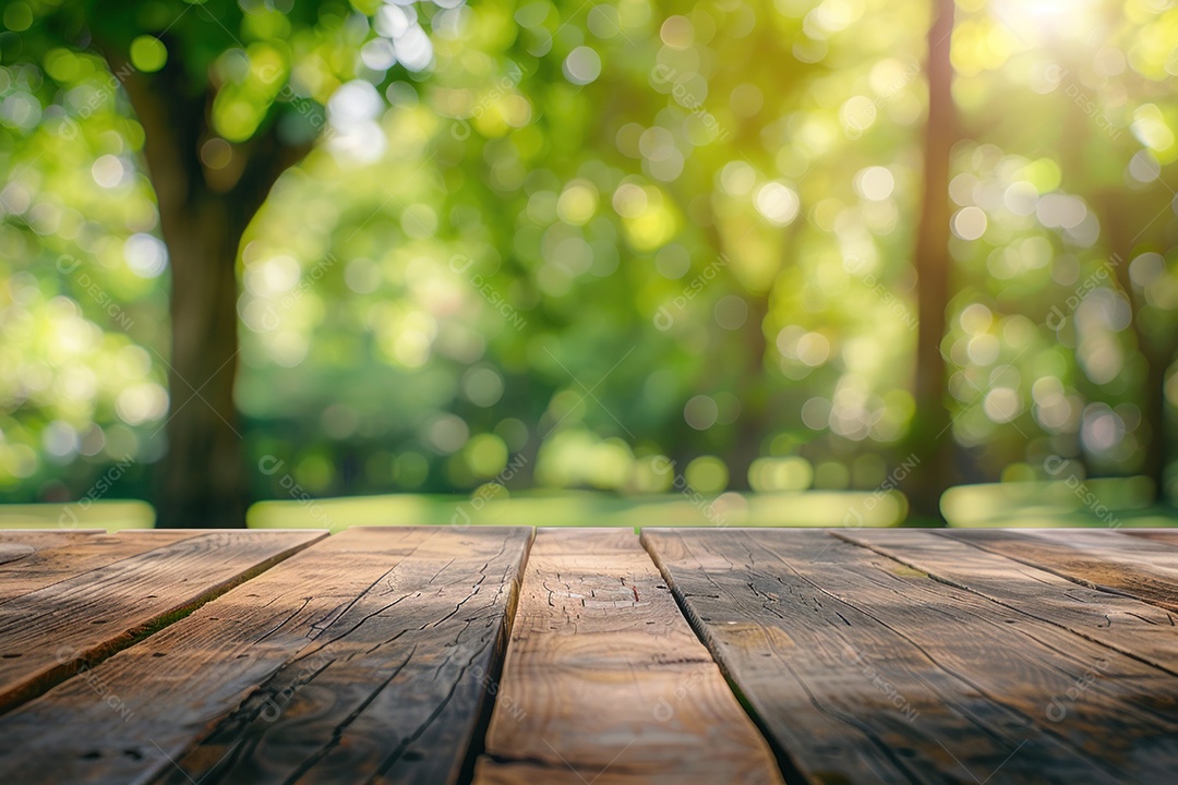 Mesa de madeira vazia com parque e jardim desfocados ao fundo