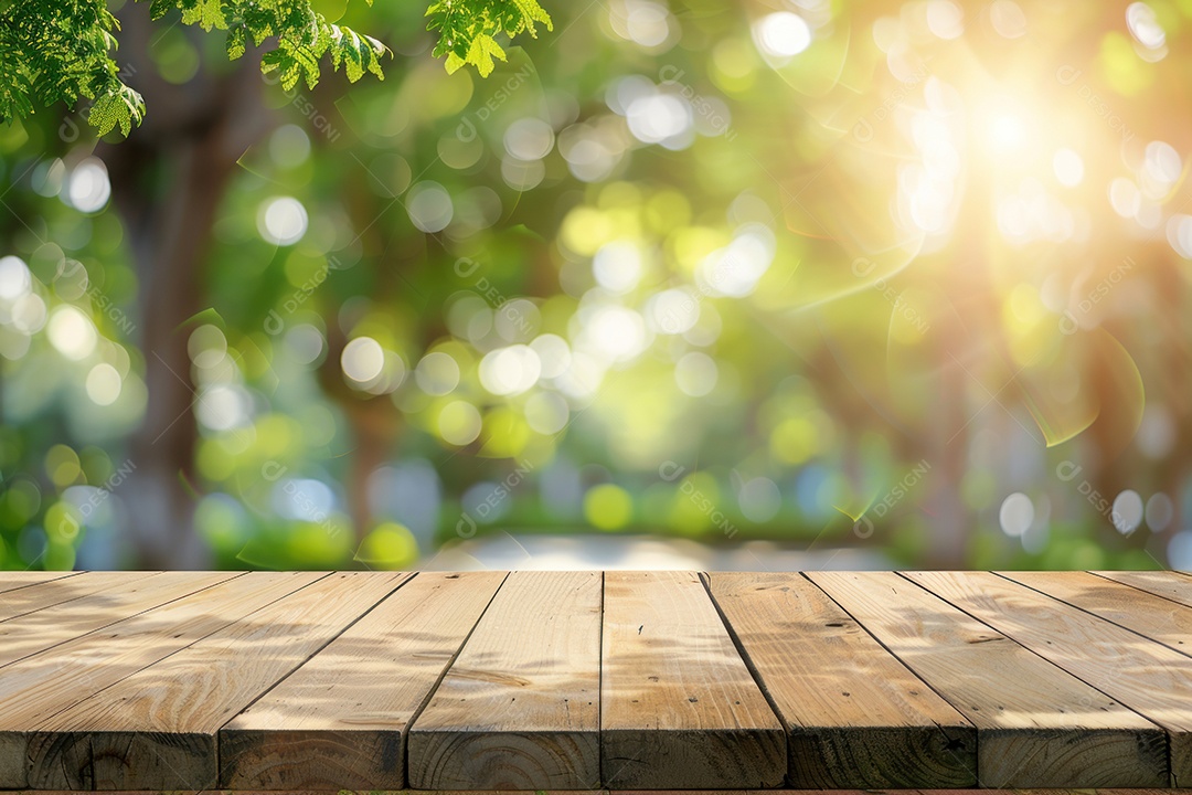 Mesa de madeira vazia com parque e jardim desfocados ao fundo