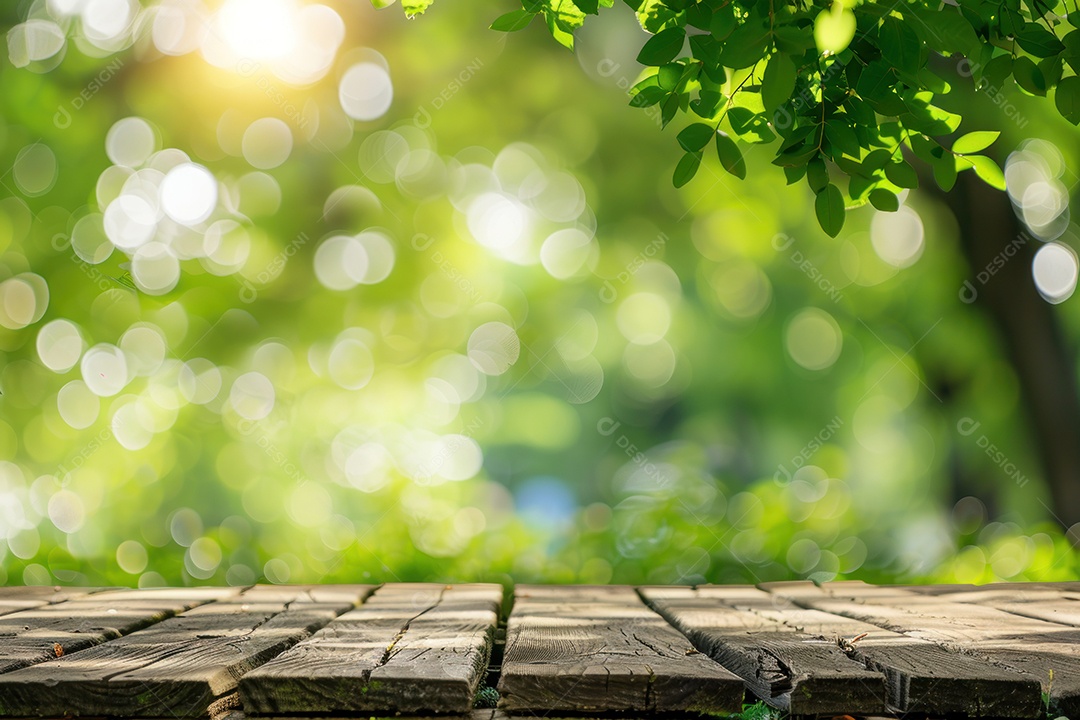 Mesa de madeira vazia com parque e jardim desfocados ao fundo