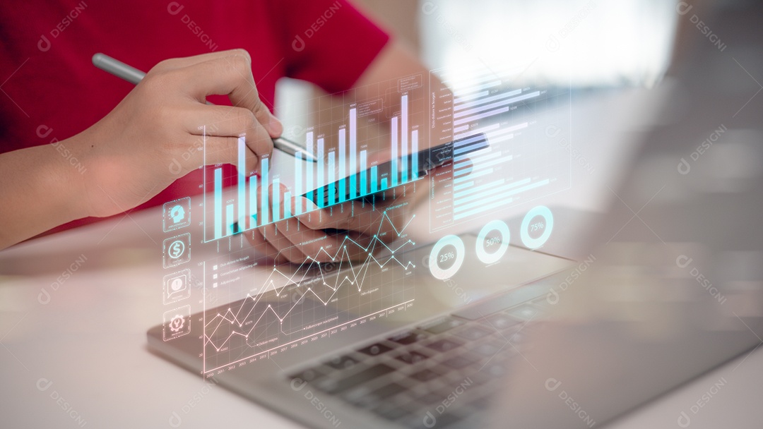 Empresário utilizando painel de interface virtual