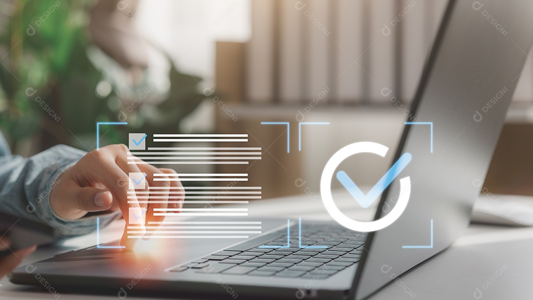 Empresário utilizando painel de interface virtual