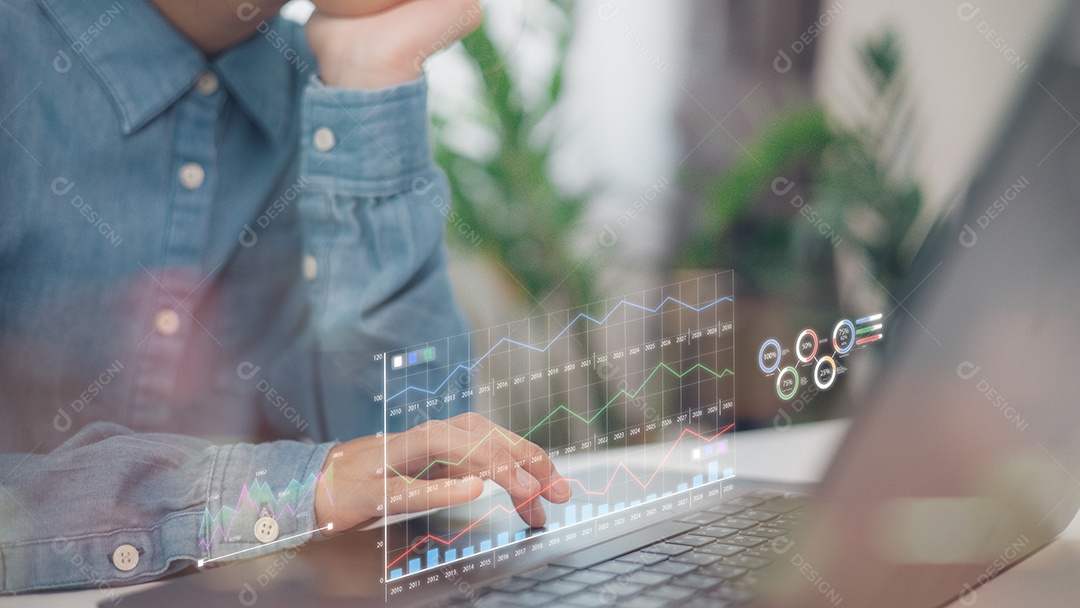 Empresário utilizando painel de interface virtual