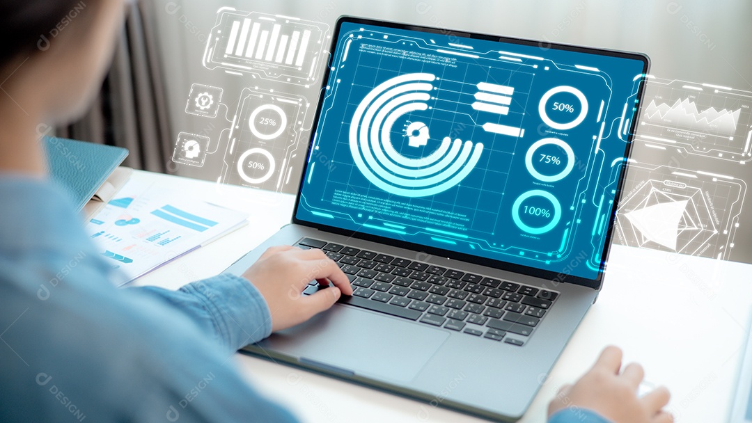 Empresário utilizando painel de interface virtual
