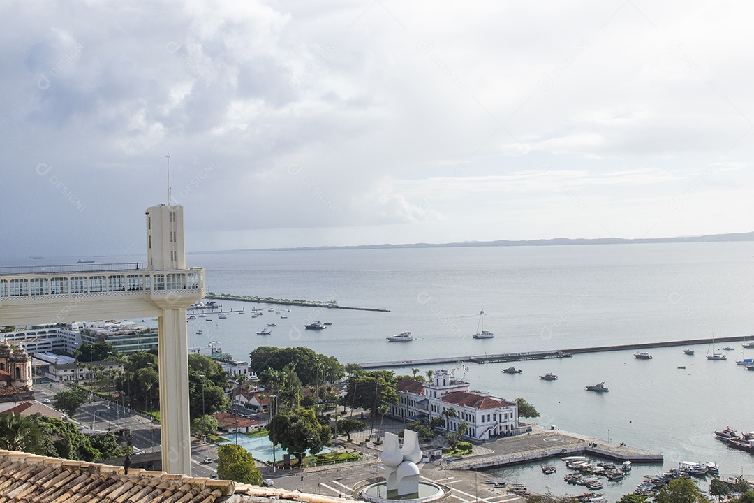 A imagem mostra o Elevador Lacerda em Salvador, Bahia, com a Baía de Todos os Santos ao fundo