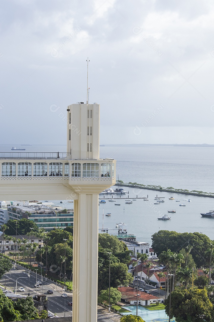 A imagem mostra o Elevador Lacerda em Salvador, Bahia, com a Baía de Todos os Santos ao fundo