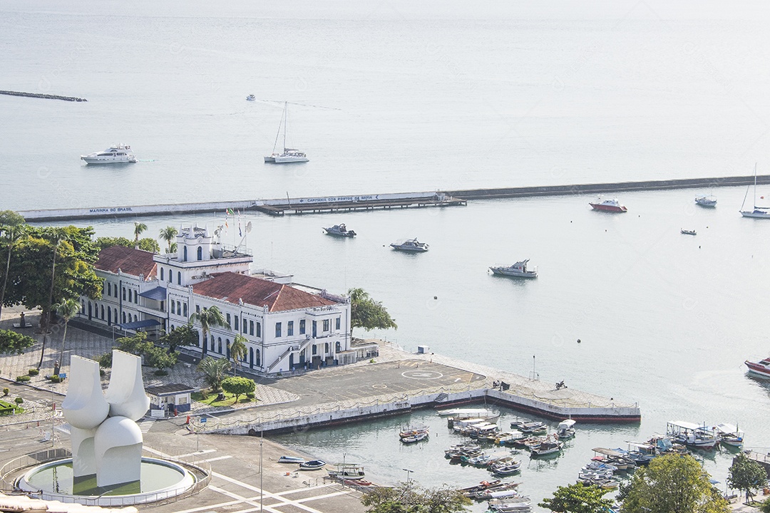 A imagem mostra o Elevador Lacerda em Salvador, Bahia, com a Baía de Todos os Santos ao fundo