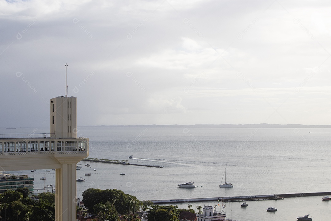 A imagem mostra o Elevador Lacerda em Salvador, Bahia, com a Baía de Todos os Santos ao fundo