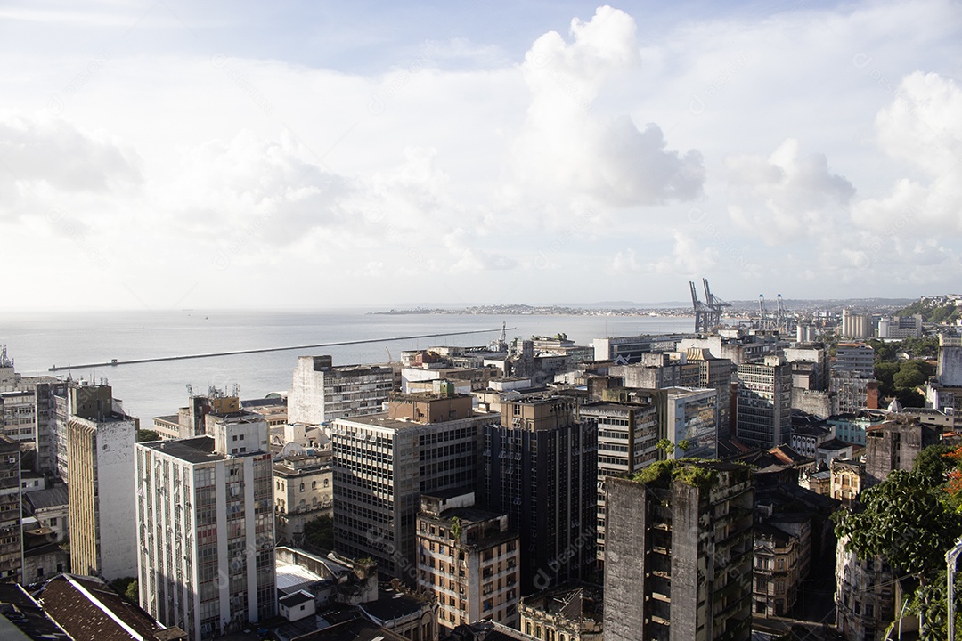 A imagem mostra o Elevador Lacerda em Salvador, Bahia, com a Baía de Todos os Santos ao fundo