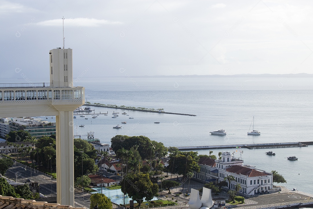 A imagem mostra o Elevador Lacerda em Salvador, Bahia, com a Baía de Todos os Santos ao fundo