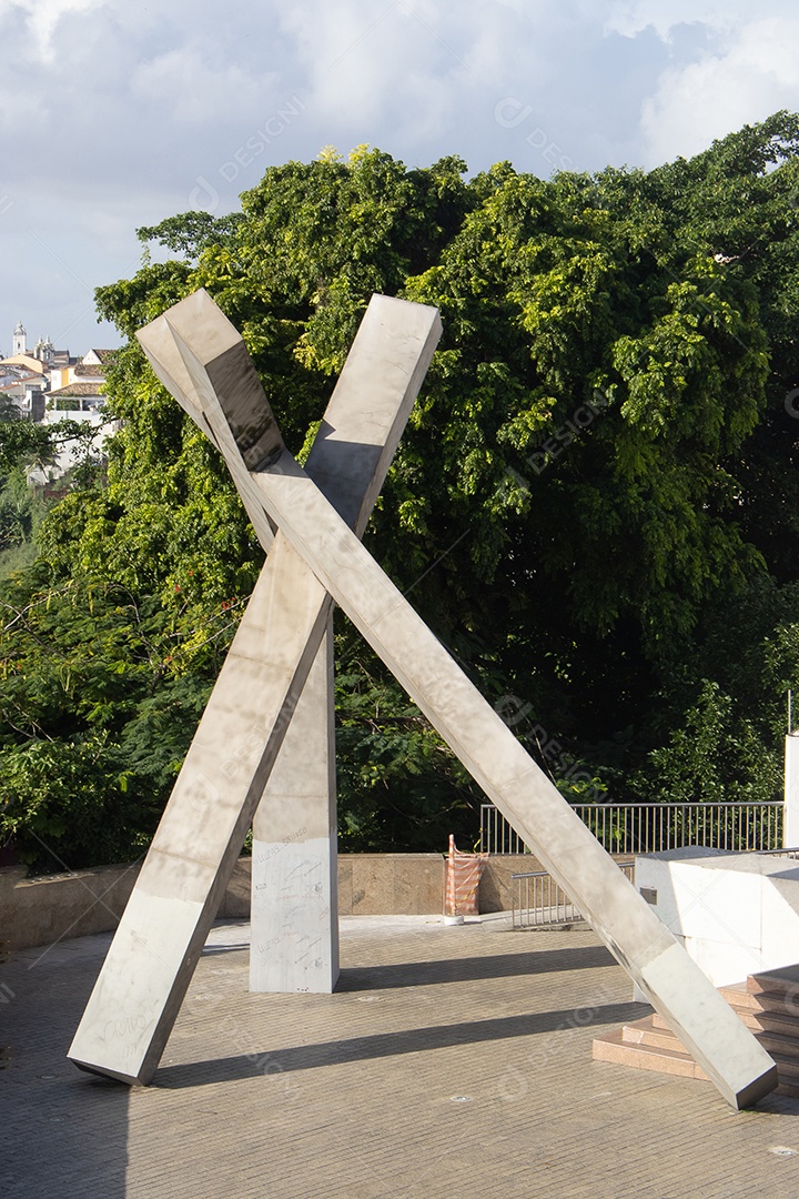 A imagem mostra o Monumento da Cruz Caída, localizado no Centro Histórico de Salvador, Bahia