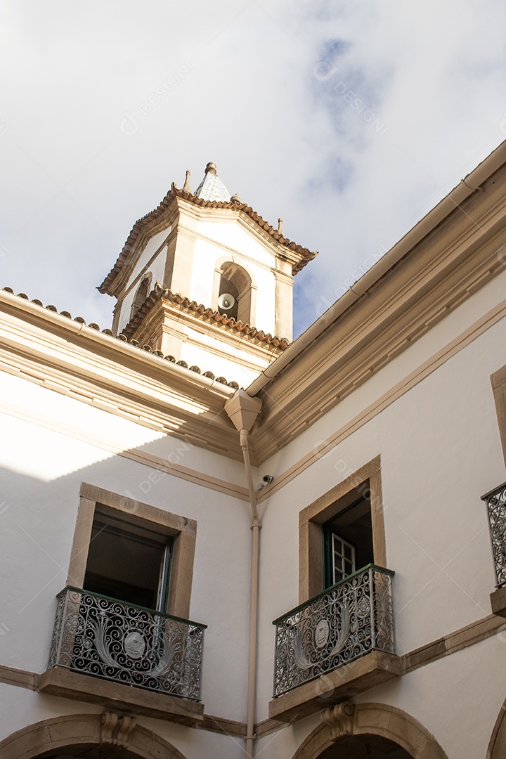 A imagem mostra o pátio interno do Museu da Misericórdia, que ocupa a edificação do Paço da Misericórdia em Salvador, Bahia.