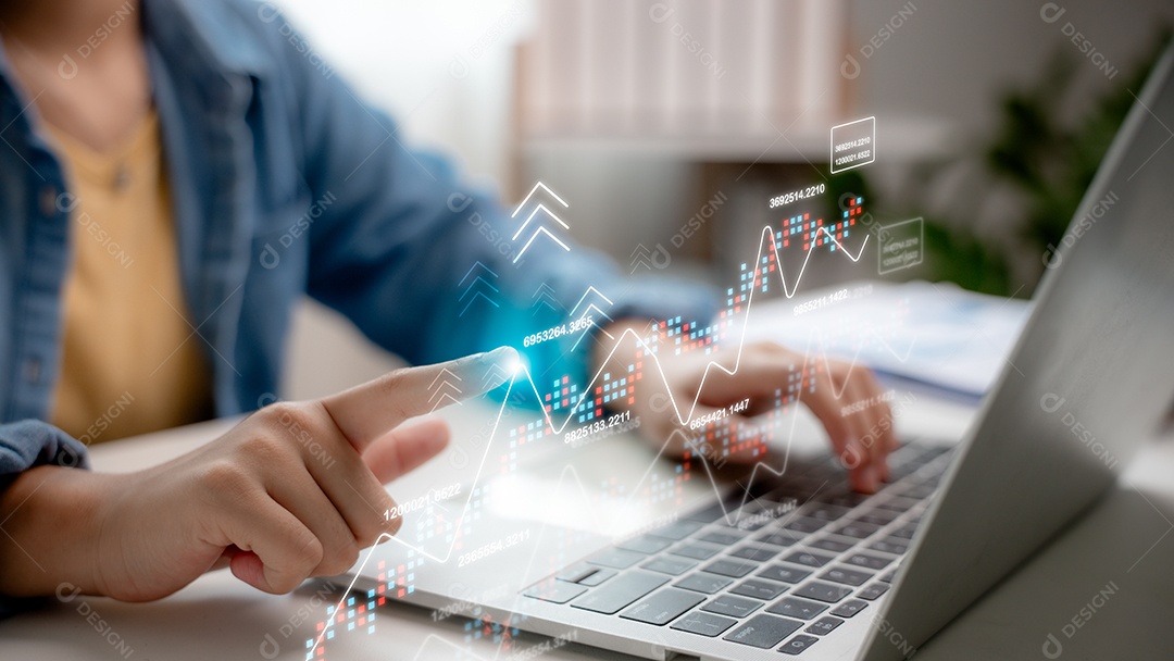 Empresário utilizando painel de interface virtual