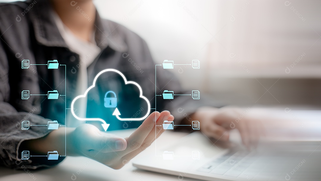 Empresário utilizando painel de interface virtual