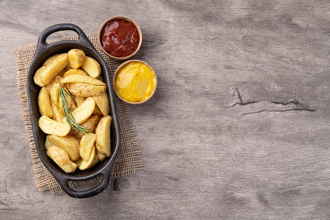 Fatias de batatas assadas em uma mesa