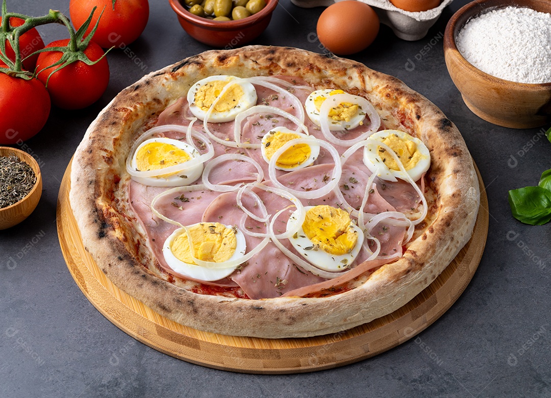 Pizza de Portuguesa saborosa em uma mesa