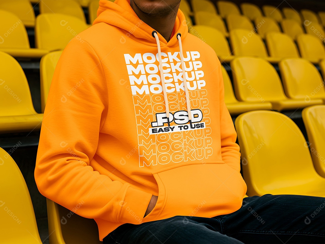 Homem com Moletom em Estádio Mockup PSD Editável