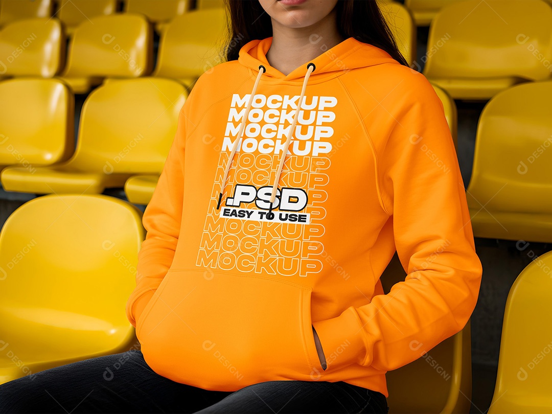 Mulher com Moletom Sentada na Cadeira do Estádio Mockup PSD Editável