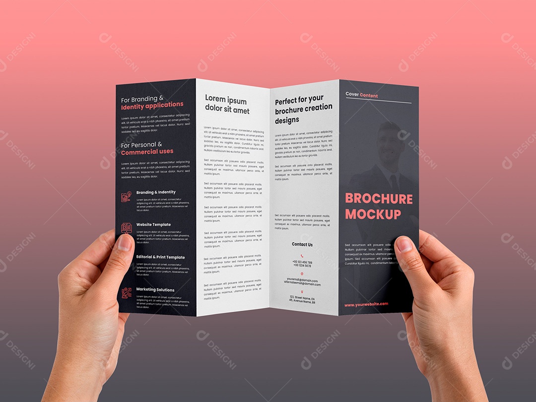 Pessoa Segurando um Folheto Mockup PSD Editável