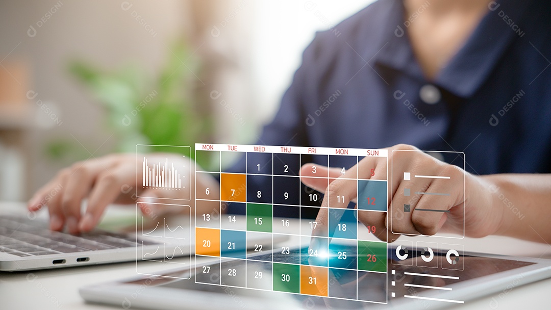Empresário utilizando painel de interface virtual