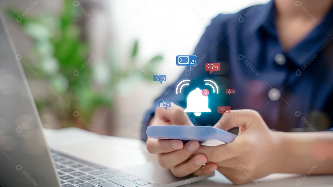 Empresário utilizando painel de interface virtual