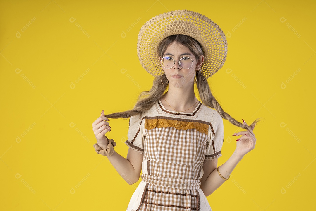Jovem linda usando roupa de festa junina e acessórios