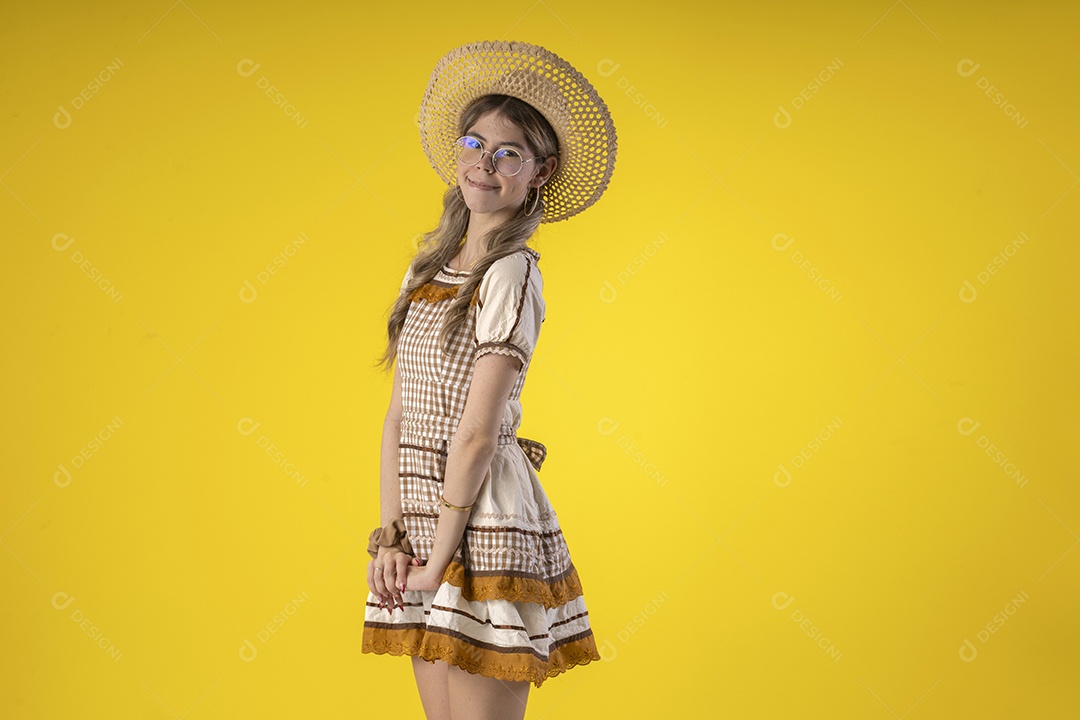 Jovem garota bonita com trajes juninos e acessórios