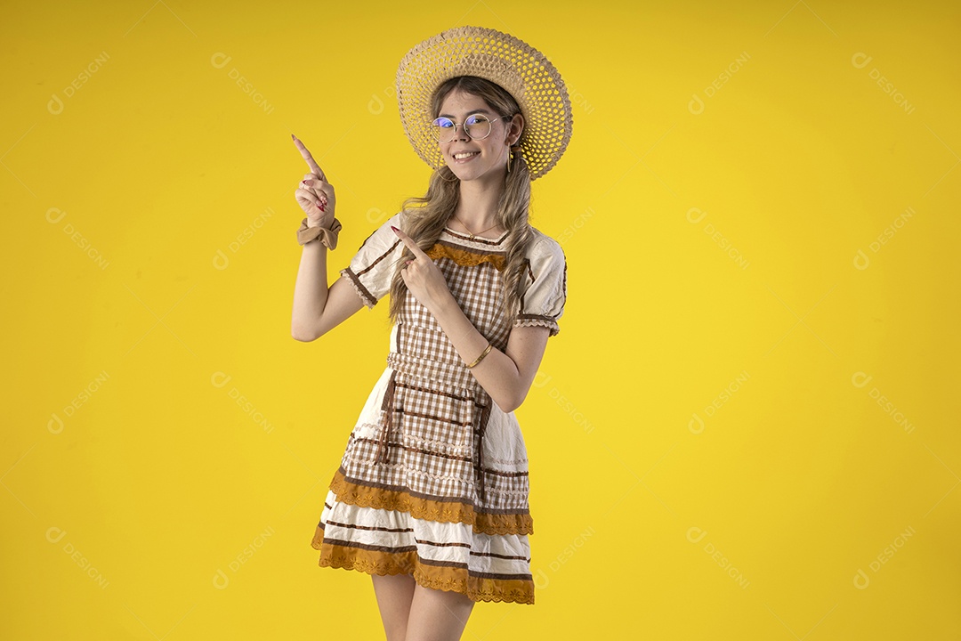 Jovem garota usando roupas tipicas de festa junina e usando chapéu de palha e com óculos